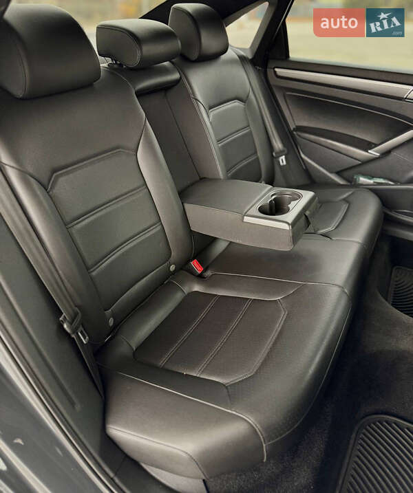 Седан Volkswagen Passat 2017 в Днепре