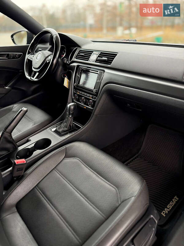 Седан Volkswagen Passat 2017 в Днепре