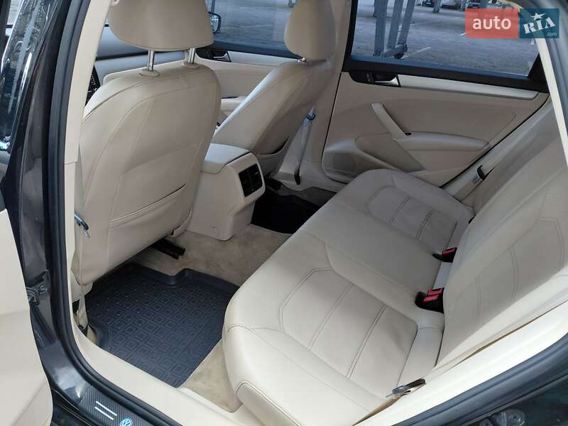 Седан Volkswagen Passat 2012 в Львове