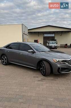Седан Volkswagen Passat 2021 в Львові