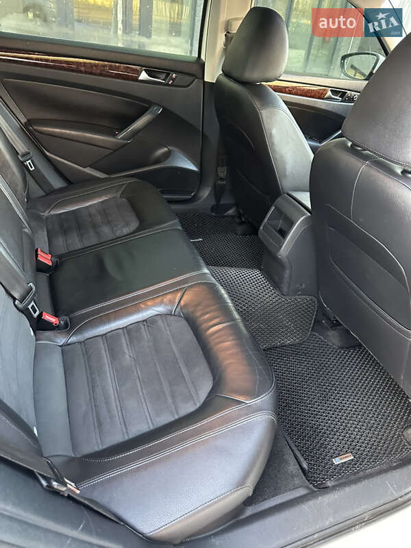 Седан Volkswagen Passat 2011 в Вараше