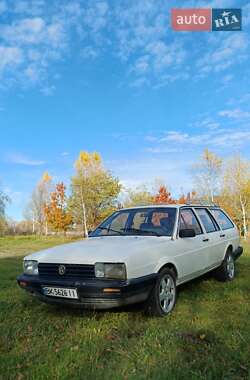 Универсал Volkswagen Passat 1988 в Дубровице