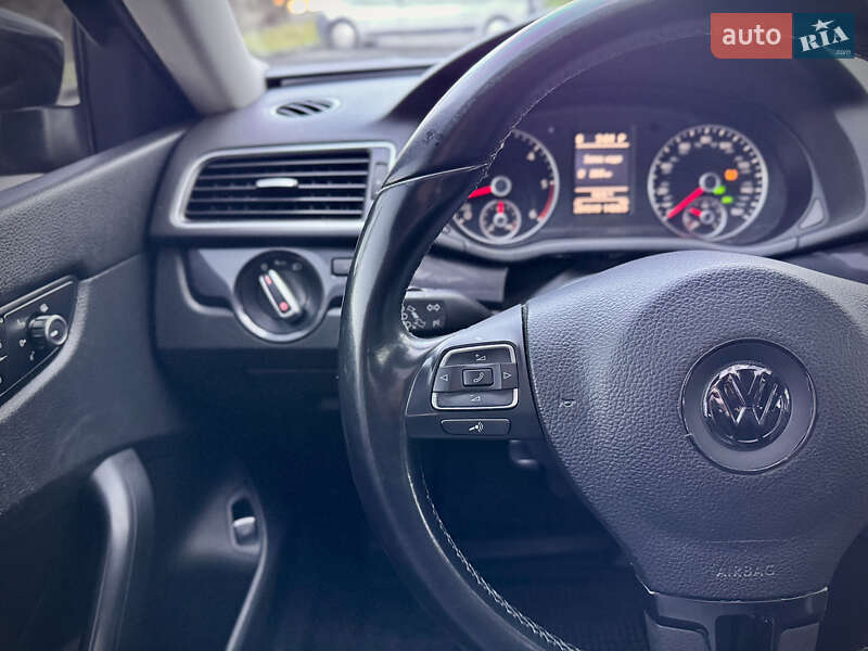 Седан Volkswagen Passat 2012 в Львове