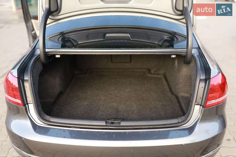 Седан Volkswagen Passat 2012 в Львове