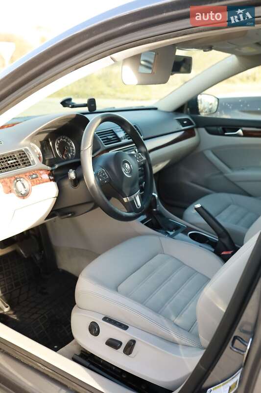 Седан Volkswagen Passat 2012 в Львове