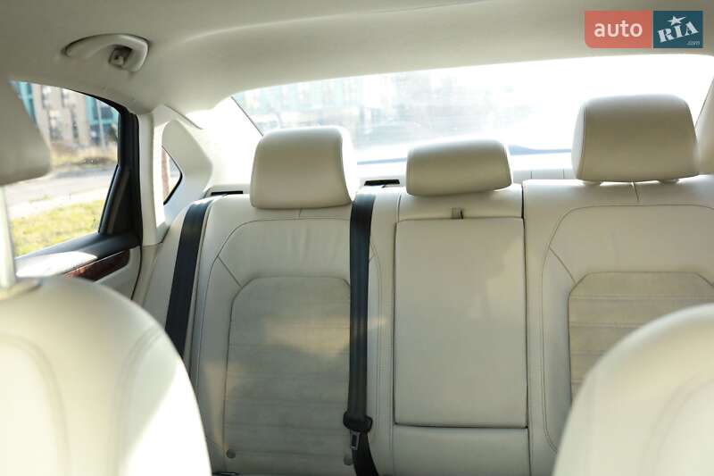 Седан Volkswagen Passat 2012 в Львове