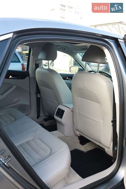 Седан Volkswagen Passat 2012 в Львове