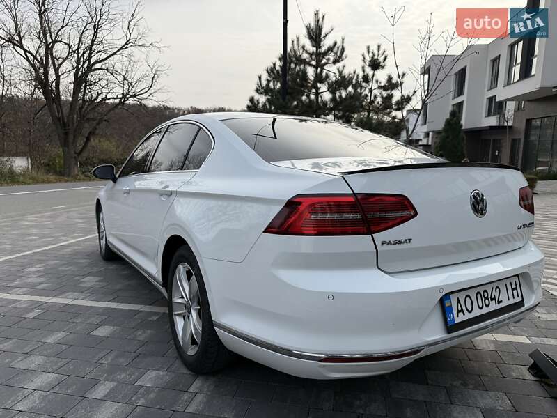 Седан Volkswagen Passat 2015 в Ужгороді