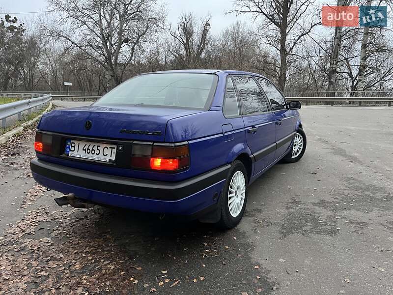 Седан Volkswagen Passat 1988 в Гадяче