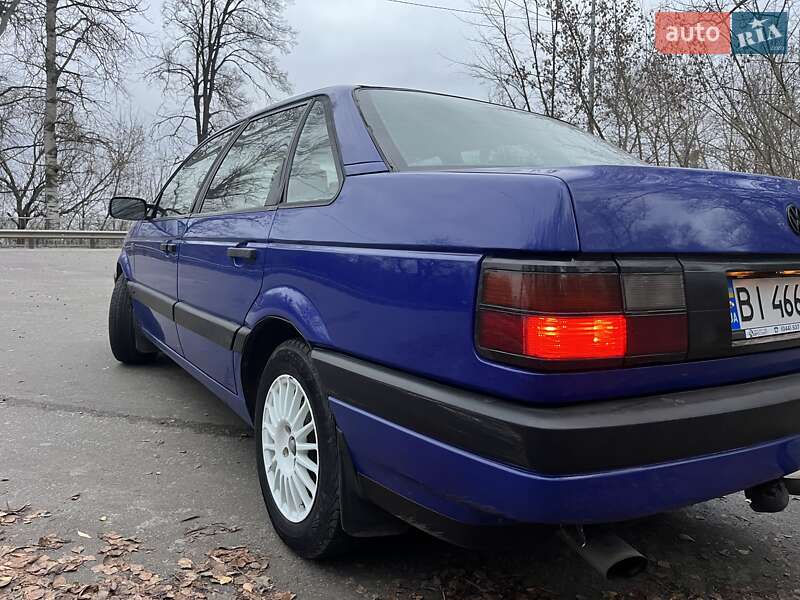 Седан Volkswagen Passat 1988 в Гадяче