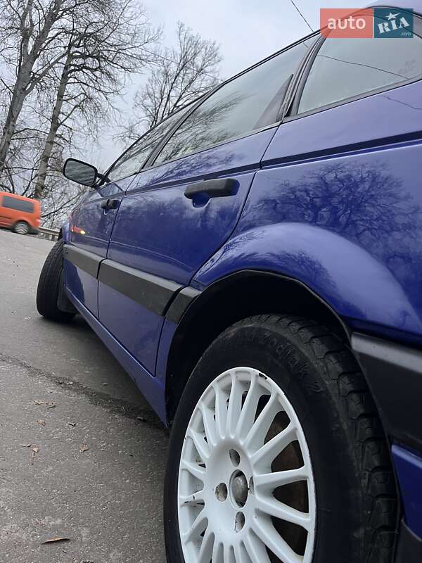 Седан Volkswagen Passat 1988 в Гадяче