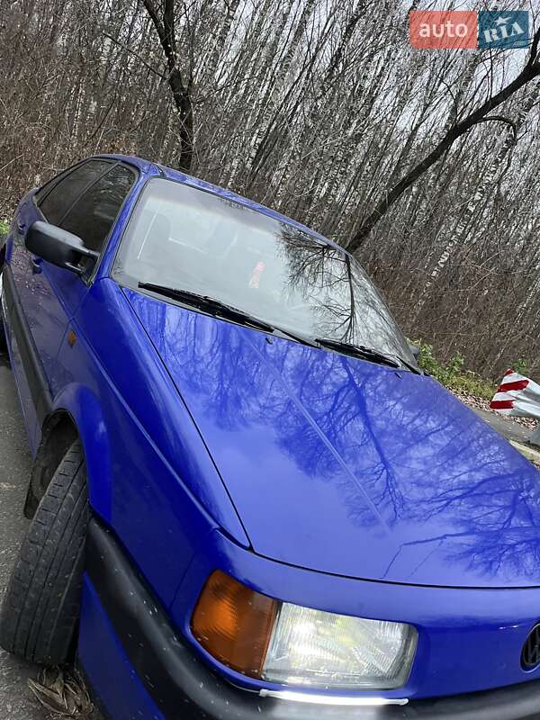 Седан Volkswagen Passat 1988 в Гадяче