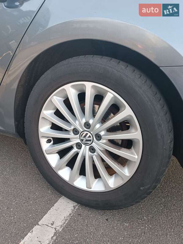 Седан Volkswagen Passat 2016 в Киеве