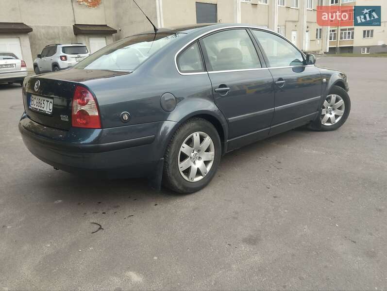 Седан Volkswagen Passat 2002 в Новояворівську