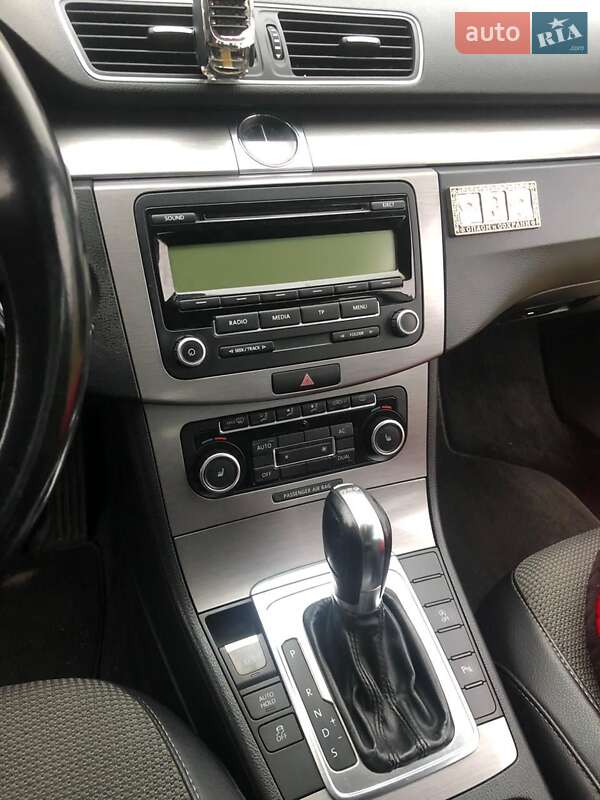 Универсал Volkswagen Passat 2011 в Нововолынске