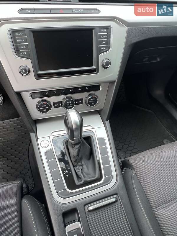 Седан Volkswagen Passat 2017 в Львове