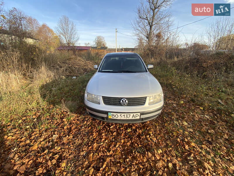 Седан Volkswagen Passat 1999 в Волочиске