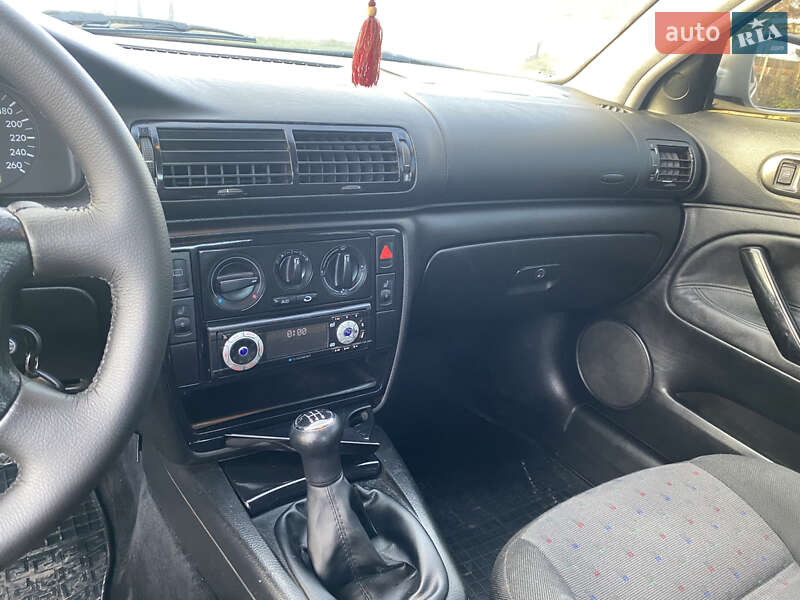 Седан Volkswagen Passat 1999 в Волочиске