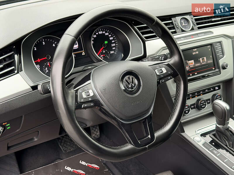 Седан Volkswagen Passat 2015 в Ужгороде