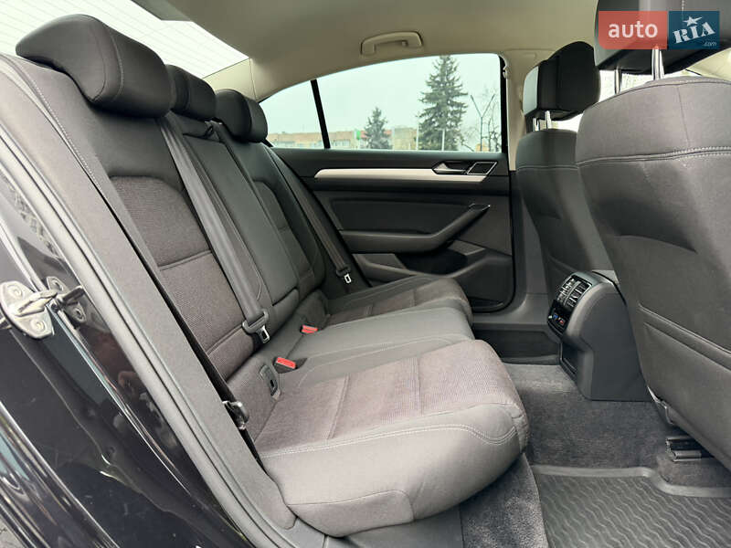 Седан Volkswagen Passat 2015 в Ужгороде