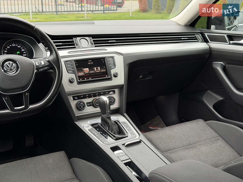 Седан Volkswagen Passat 2015 в Ужгороде
