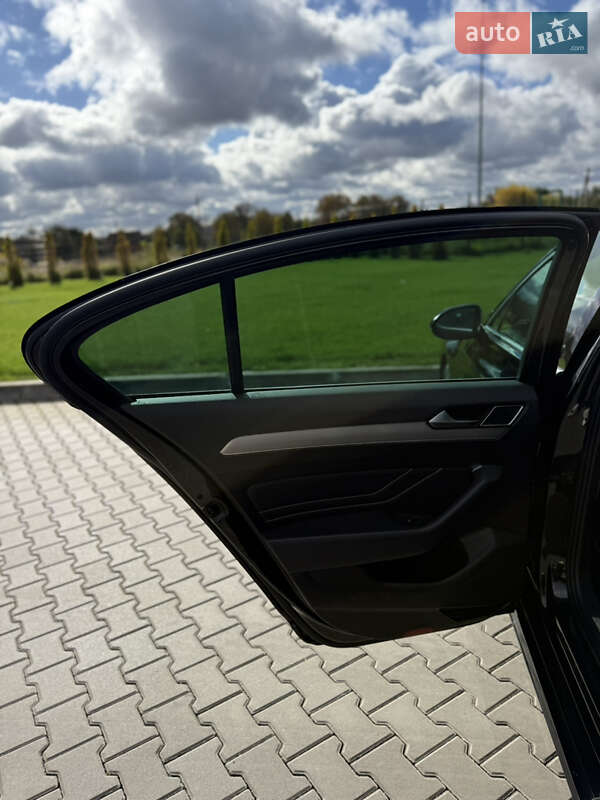 Седан Volkswagen Passat 2020 в Луцьку
