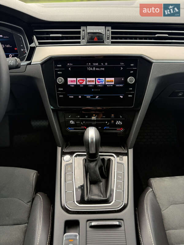 Седан Volkswagen Passat 2020 в Луцьку