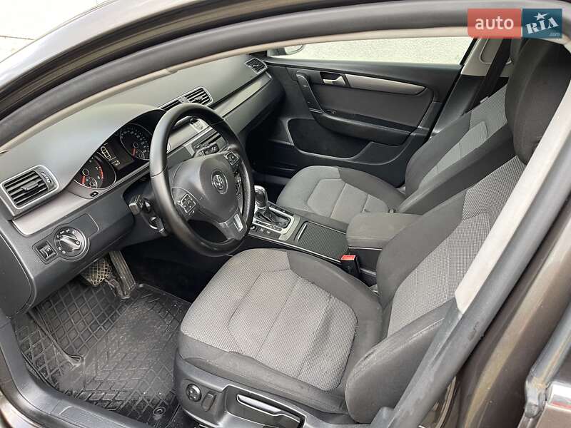 Седан Volkswagen Passat 2012 в Остроге