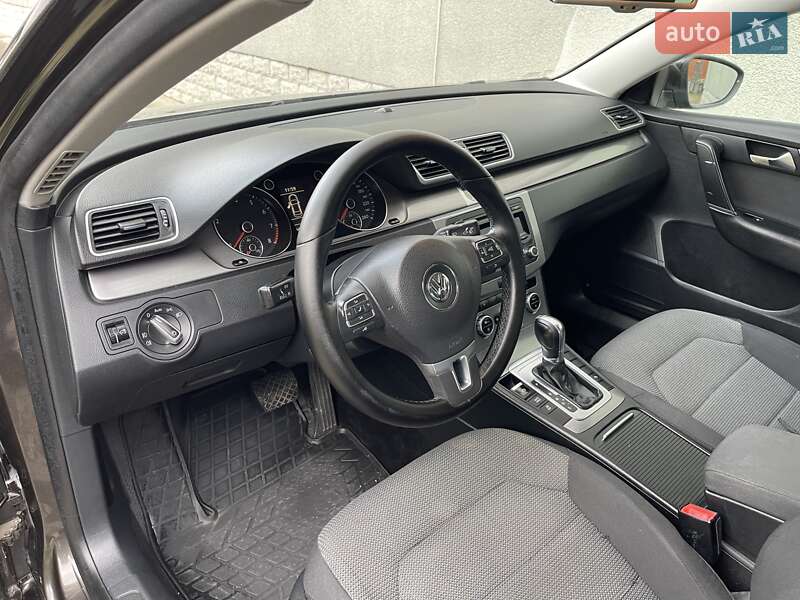 Седан Volkswagen Passat 2012 в Остроге