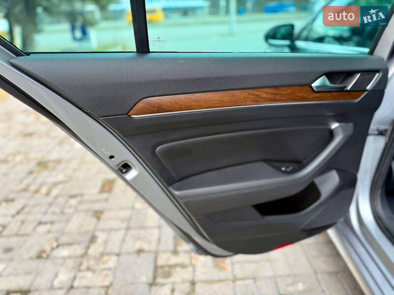 Седан Volkswagen Passat 2018 в Днепре