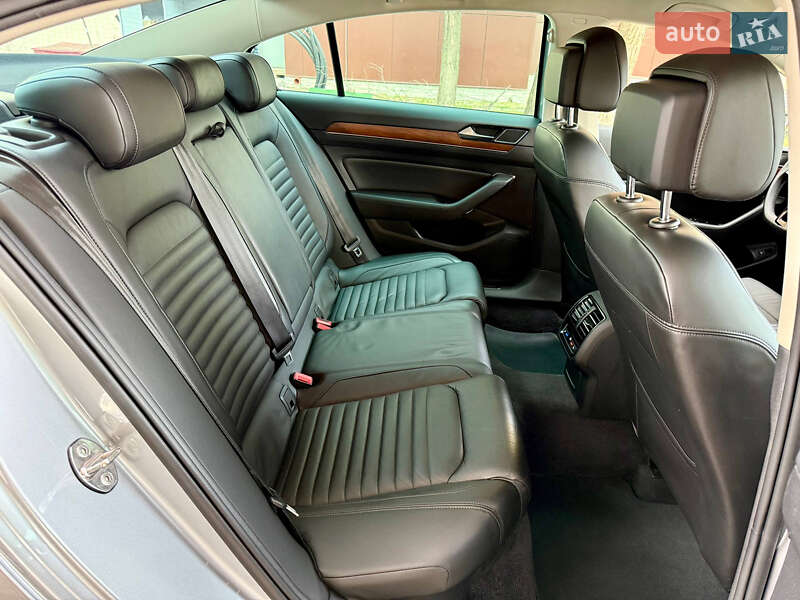 Седан Volkswagen Passat 2018 в Днепре