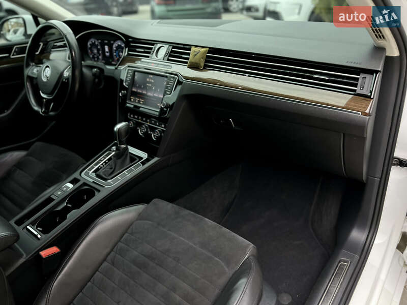 Седан Volkswagen Passat 2016 в Одессе