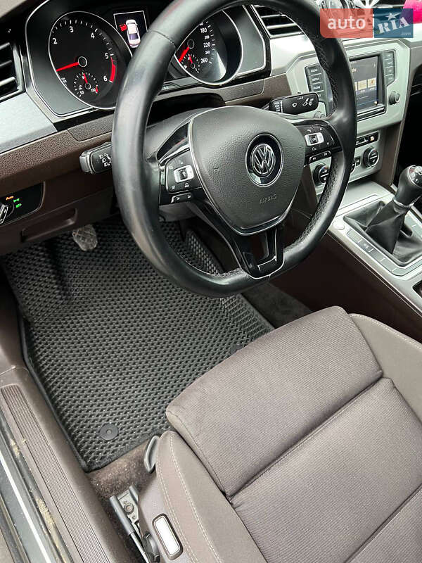 Седан Volkswagen Passat 2016 в Хусте