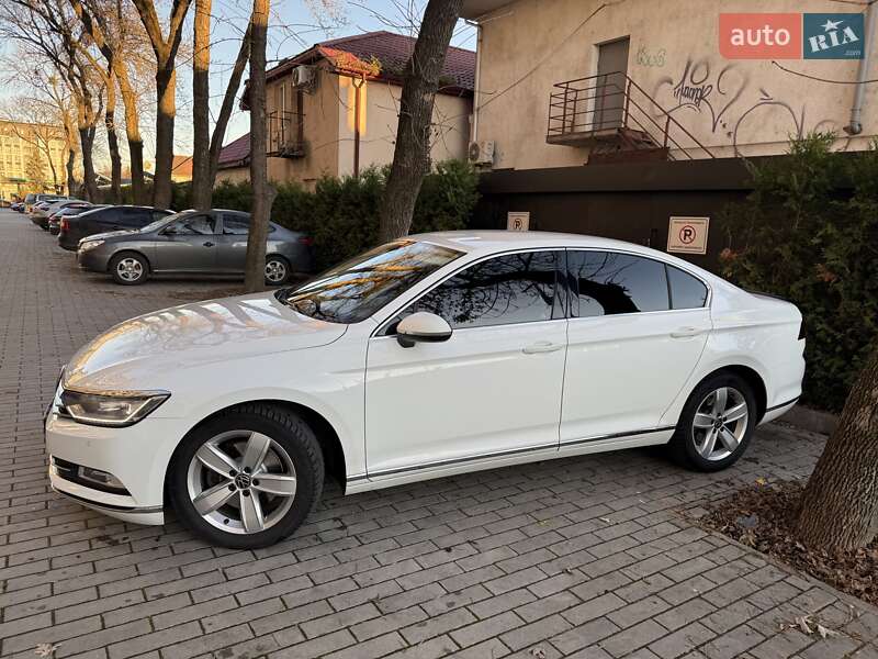 Седан Volkswagen Passat 2015 в Ужгороді