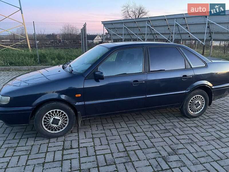 Седан Volkswagen Passat 1993 в Луцке