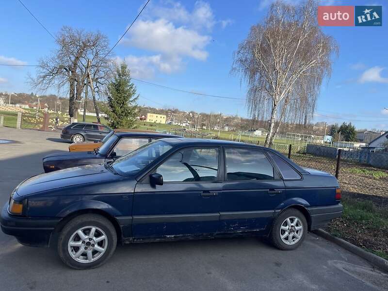 Седан Volkswagen Passat 1990 в Великой Багачке