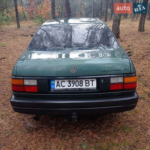 Седан Volkswagen Passat 1989 в Голобах