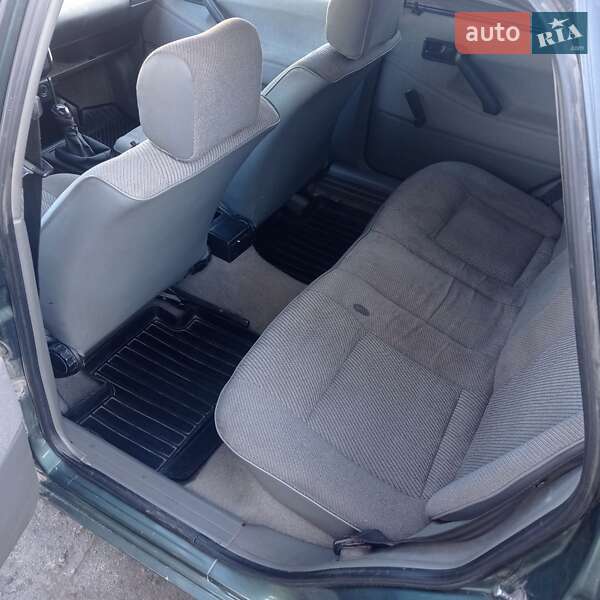 Седан Volkswagen Passat 1989 в Голобах