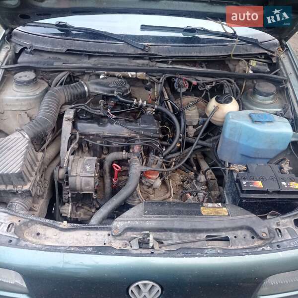 Седан Volkswagen Passat 1989 в Голобах