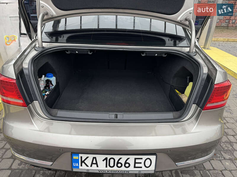 Седан Volkswagen Passat 2014 в Ровно