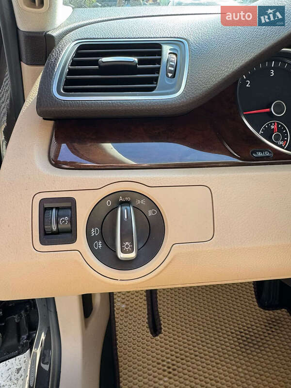 Седан Volkswagen Passat 2014 в Львове