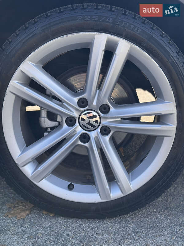 Седан Volkswagen Passat 2014 в Лозовой