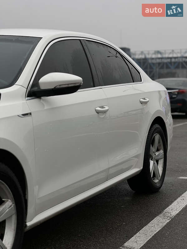 Седан Volkswagen Passat 2011 в Киеве