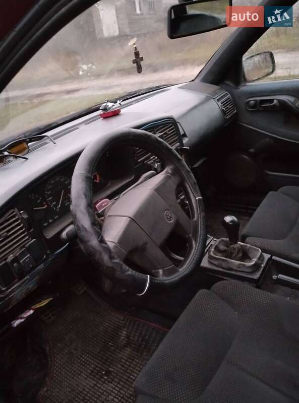 Седан Volkswagen Passat 1989 в Глухове