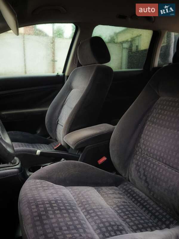 Универсал Volkswagen Passat 2002 в Староконстантинове