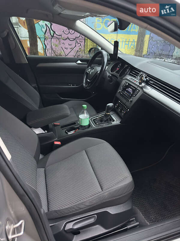 Седан Volkswagen Passat 2016 в Львове