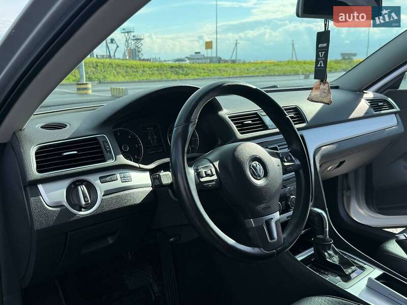 Седан Volkswagen Passat 2012 в Львове