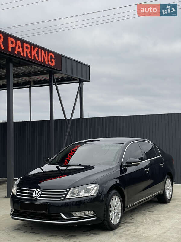 Седан Volkswagen Passat 2011 в Ужгороді