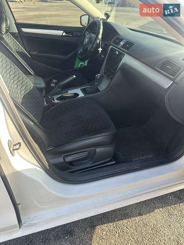 Седан Volkswagen Passat 2013 в Днепре