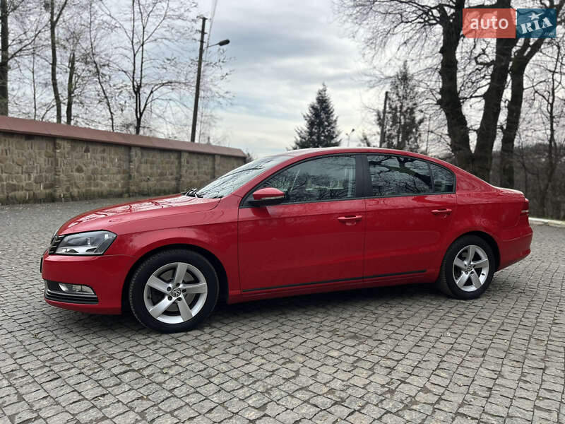 Седан Volkswagen Passat 2013 в Черновцах